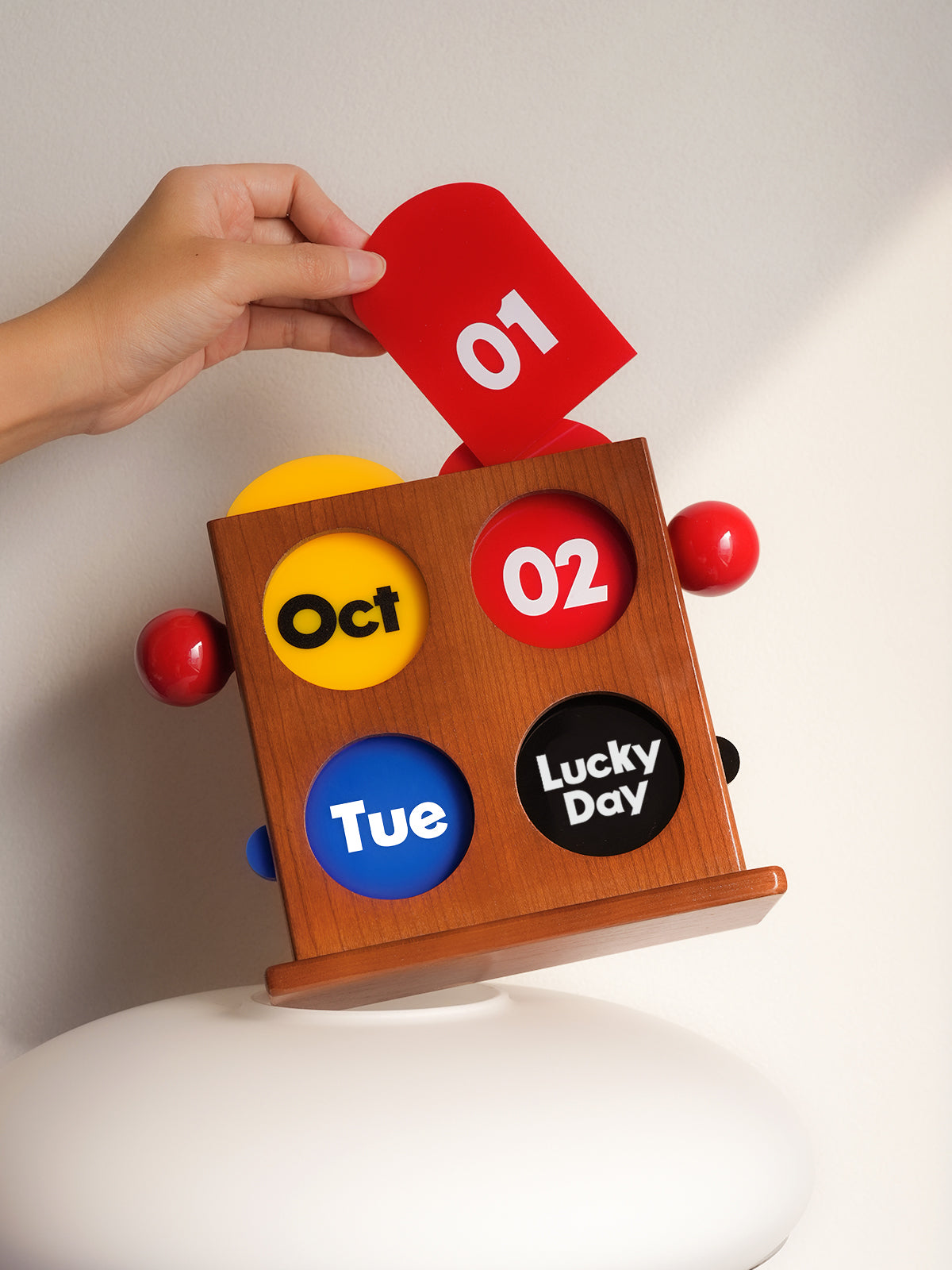 Perpetual Calendar Desk Wood Stand with Acrylic Cards – Bauhaus-Inspired Home & Office Decor, Modern Minimalist Design, Perfect for Gifting, Christmas & New Year, Living Room, Bedroom, Desk, Home Office Use