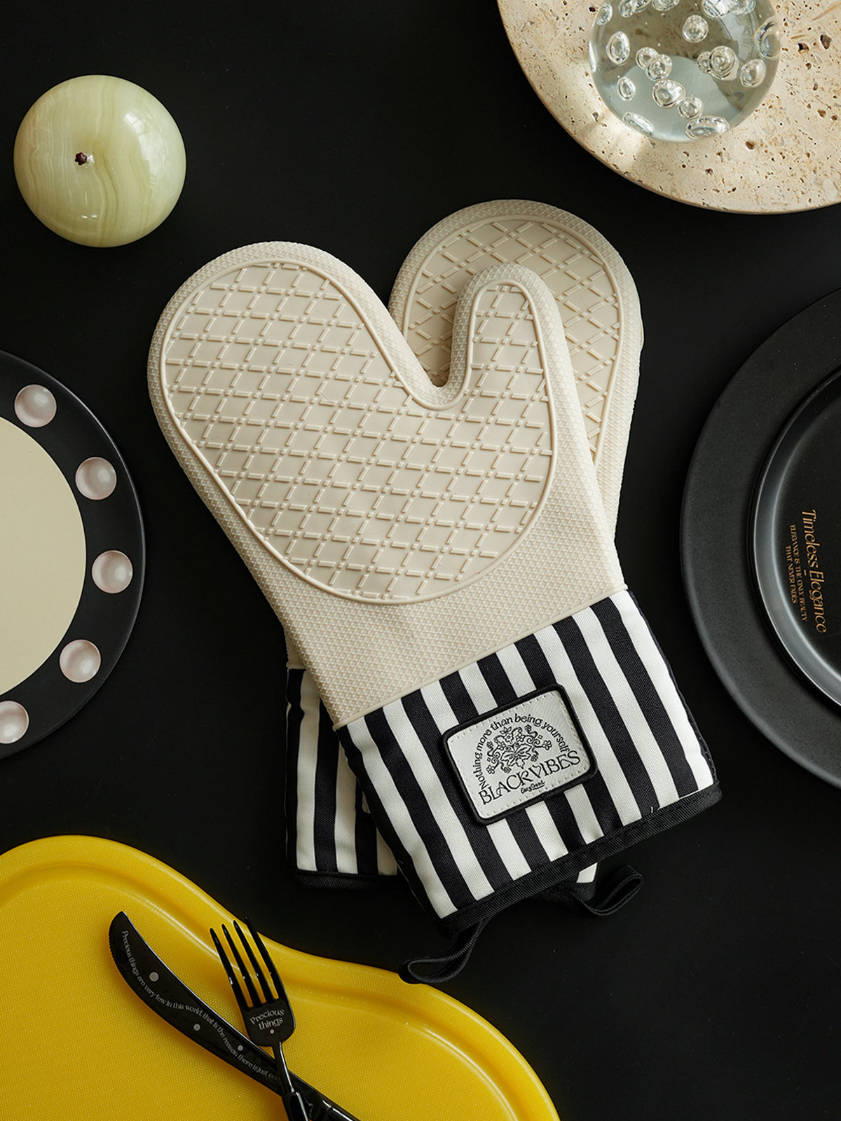 Kitchen Baking Silicone Gloves, Heat-Resistant High-Temperature Oven Gloves, Thickened Microwave-Specific Gloves