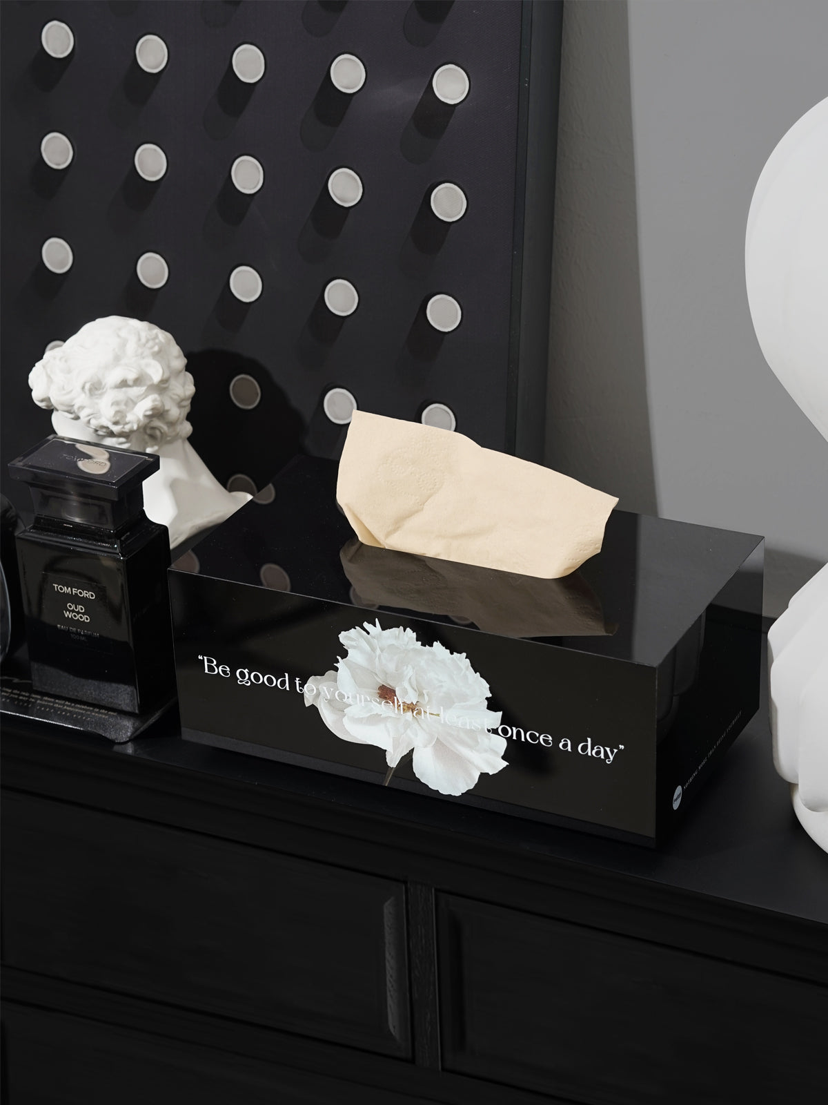 Acrylic tissue box with flower patterns: An elegant storage solution