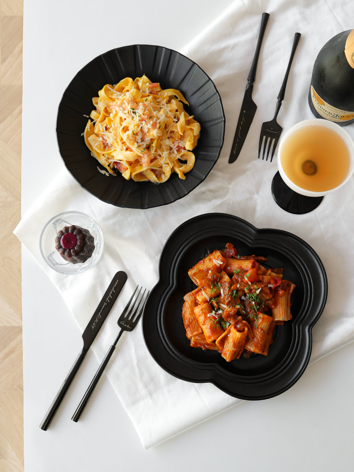 9" Dinner Plates, Premium Glossy Black Ceramic. Suitable for dessert, salad, appetizer, small lunch, breakfast, steak. Dishwasher and microwave safe. Ideal for Michelin-level presentation.
