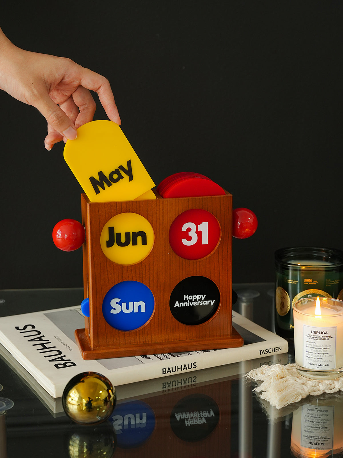 Perpetual Calendar Desk Wood Stand with Acrylic Cards – Bauhaus-Inspired Home & Office Decor, Modern Minimalist Design, Perfect for Gifting, Christmas & New Year, Living Room, Bedroom, Desk, Home Office Use