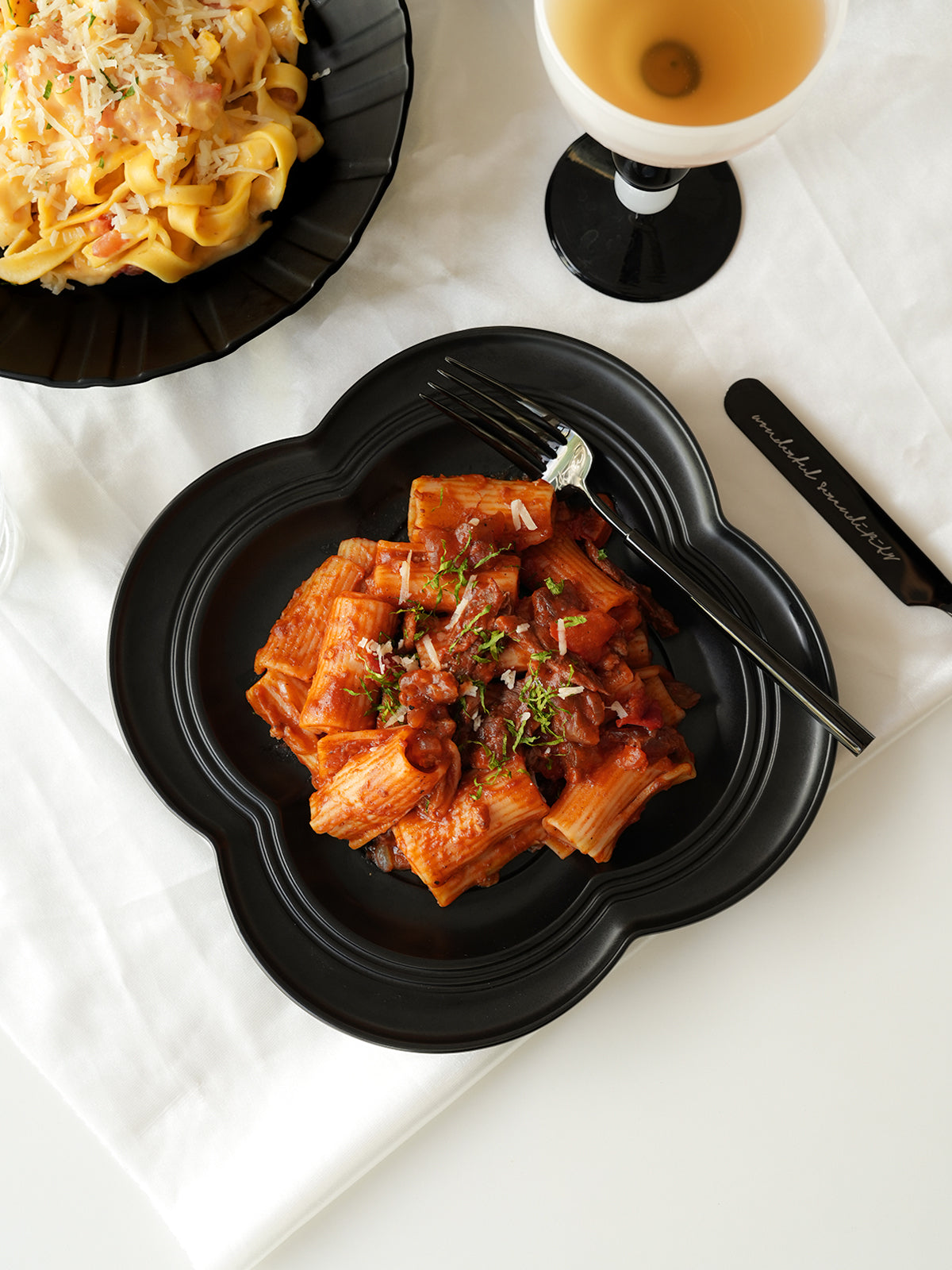 9" Dinner Plates, Premium Glossy Black Ceramic. Suitable for dessert, salad, appetizer, small lunch, breakfast, steak. Dishwasher and microwave safe. Ideal for Michelin-level presentation.