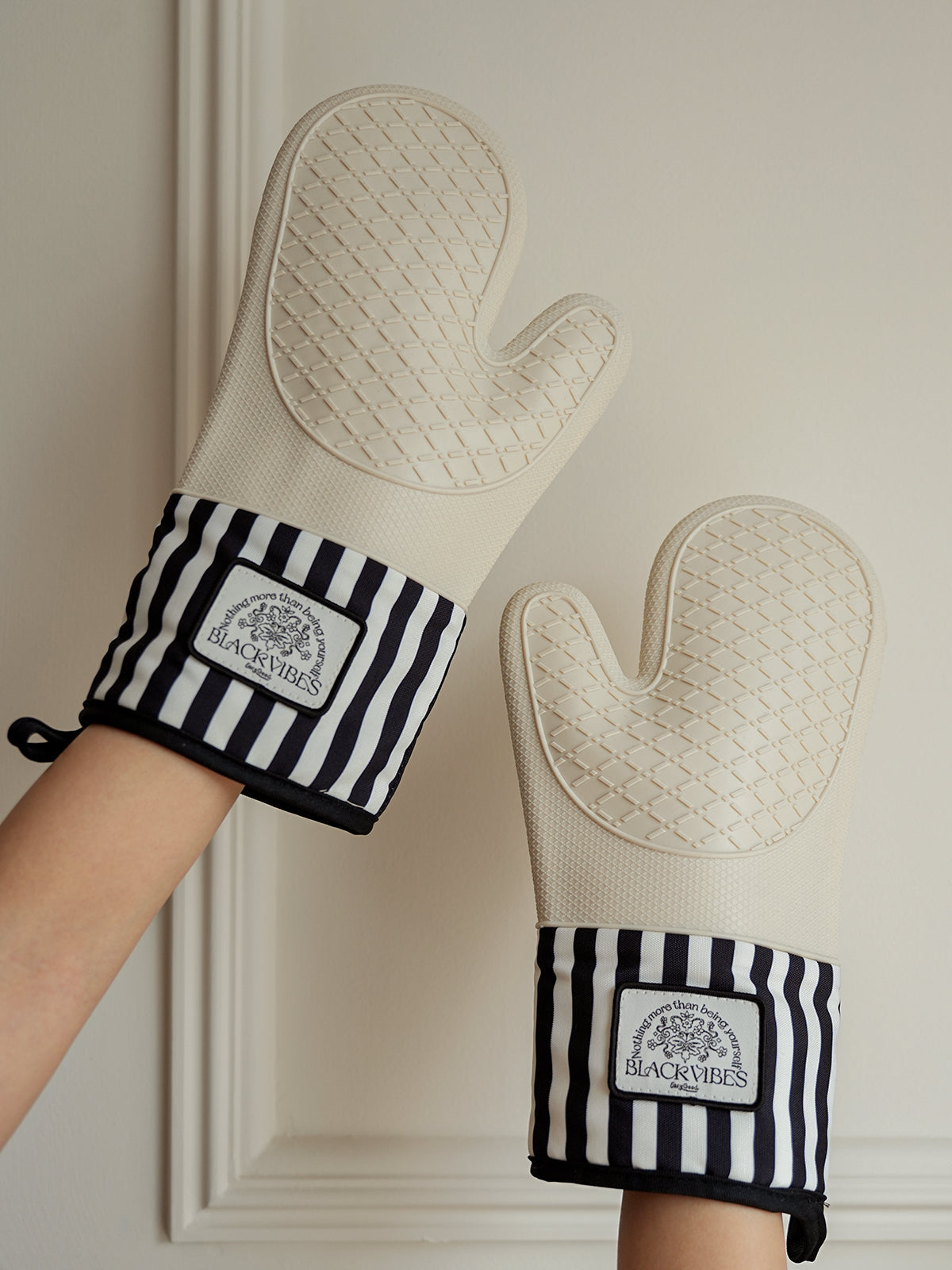 Kitchen Baking Silicone Gloves, Heat-Resistant High-Temperature Oven Gloves, Thickened Microwave-Specific Gloves