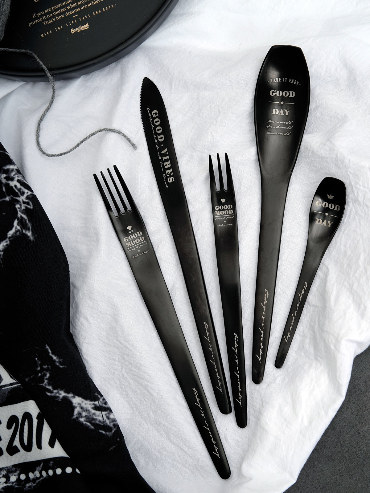 Vintage & Beautiful Flatware Set Black Utensils Service For 5 with Dessert Fork,Dessert Spoon, Knife, Spoon, Dinner Fork，Stainless Steel Flatware, 5 Piece Place Setting