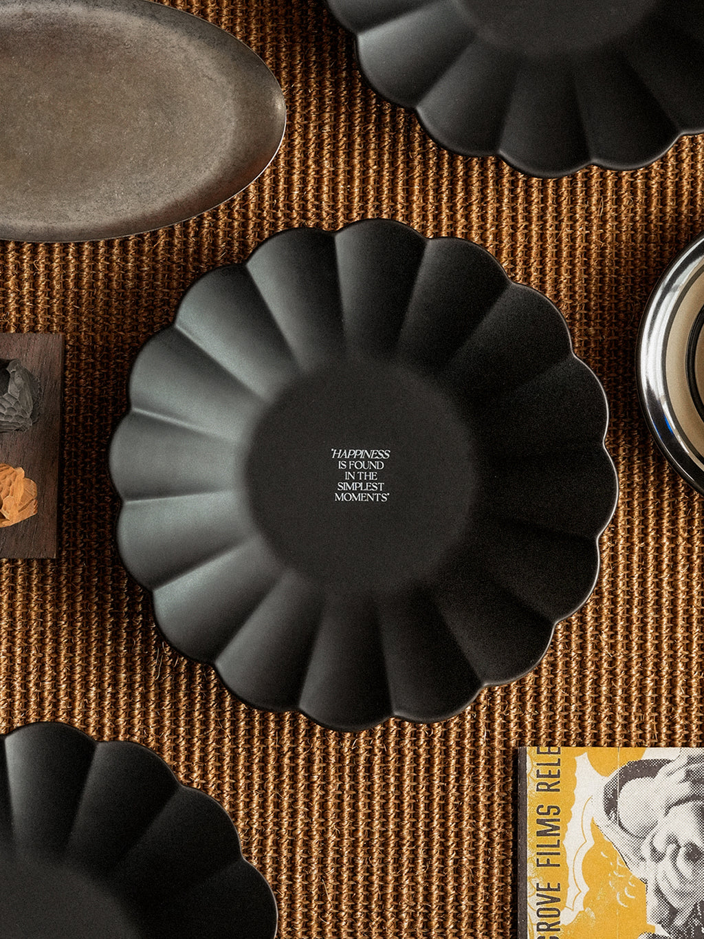 9.2" Dinner Plates, Premium Glossy Black Ceramic. Suitable for dessert, salad, breakfast, pasta, and main courses. Dishwasher and microwave safe.Ideal for Michelin-level presentation.