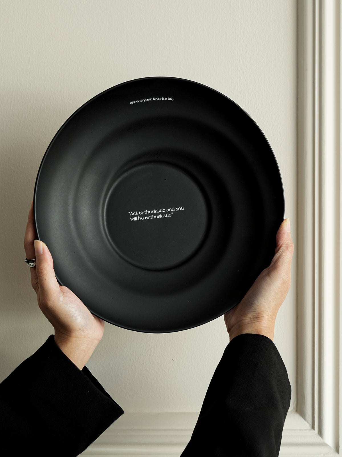 10" Dinner Plates, Premium Glossy Black Ceramic. Suitable for dessert, salad, breakfast, pasta, and main courses. Dishwasher and microwave safe.Ideal for Michelin-level presentation.