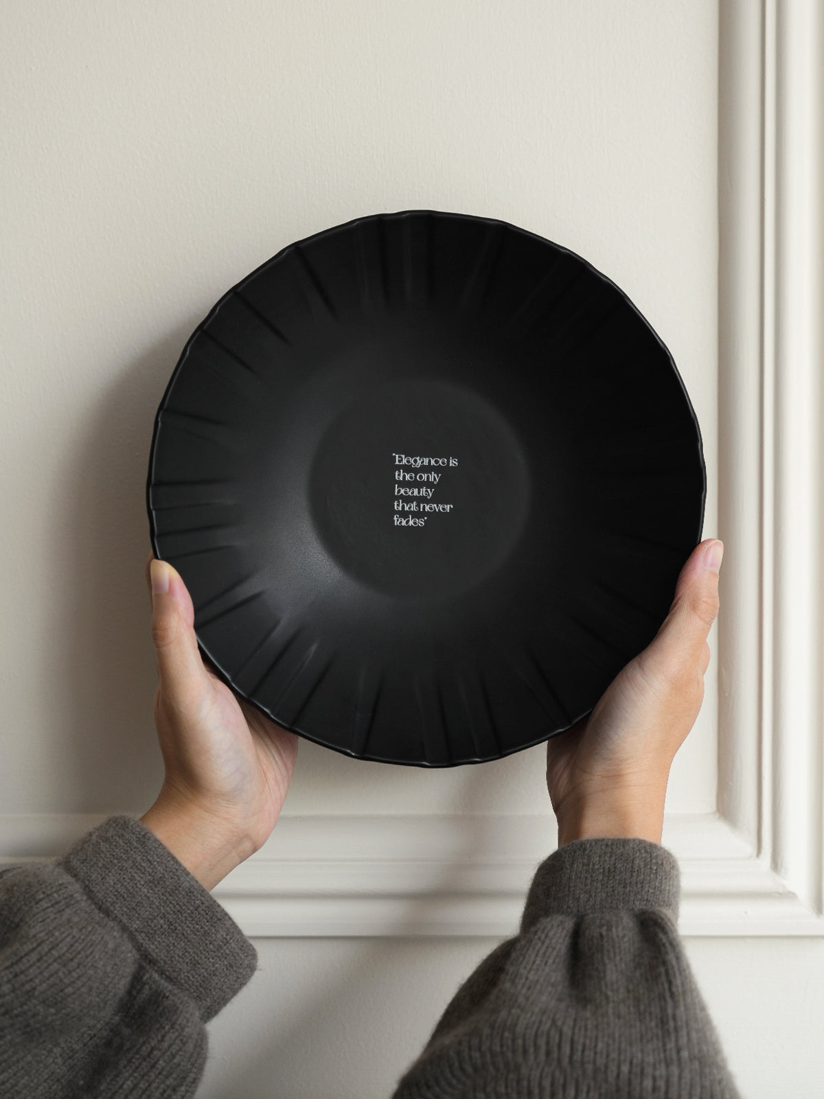 9.2" Dinner Plates, Premium Glossy Black Ceramic. Suitable for dessert, salad, breakfast, pasta, and main courses. Dishwasher and microwave safe.Ideal for Michelin-level presentation.