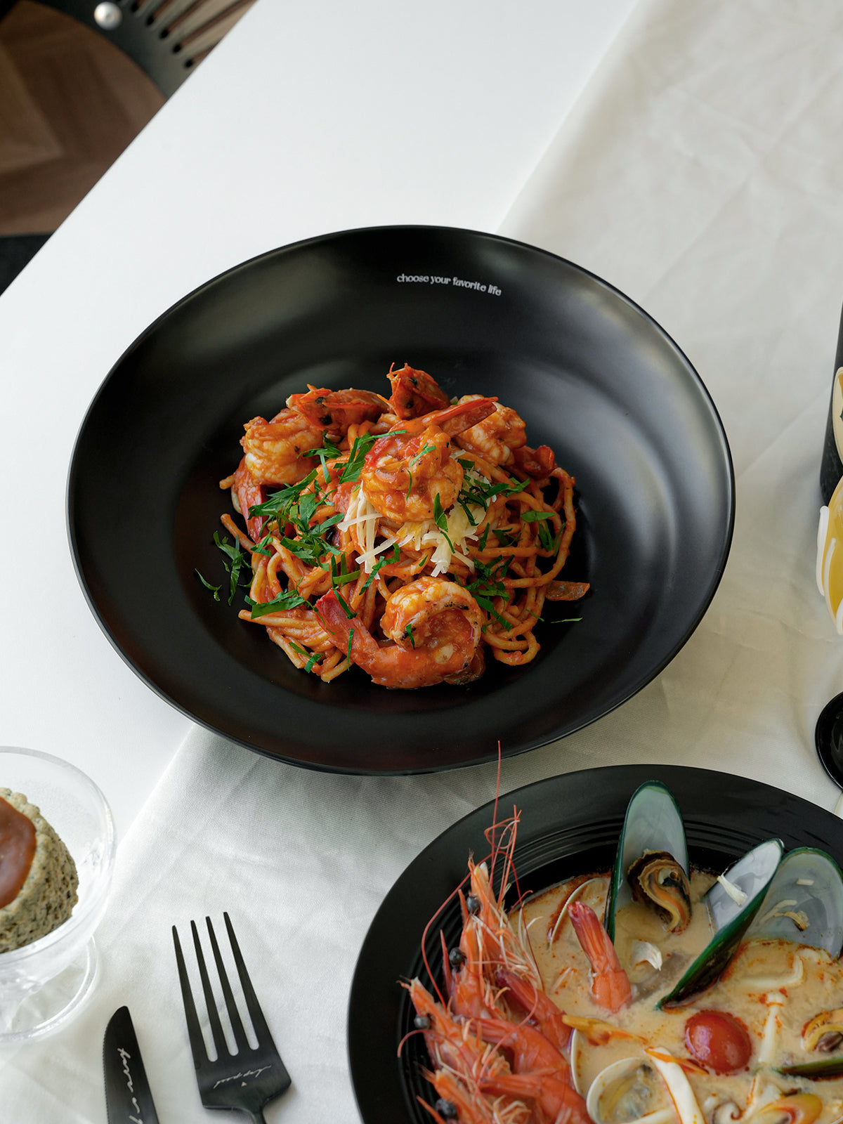 10" Dinner Plates, Premium Glossy Black Ceramic. Suitable for dessert, salad, breakfast, pasta, and main courses. Dishwasher and microwave safe.Ideal for Michelin-level presentation.