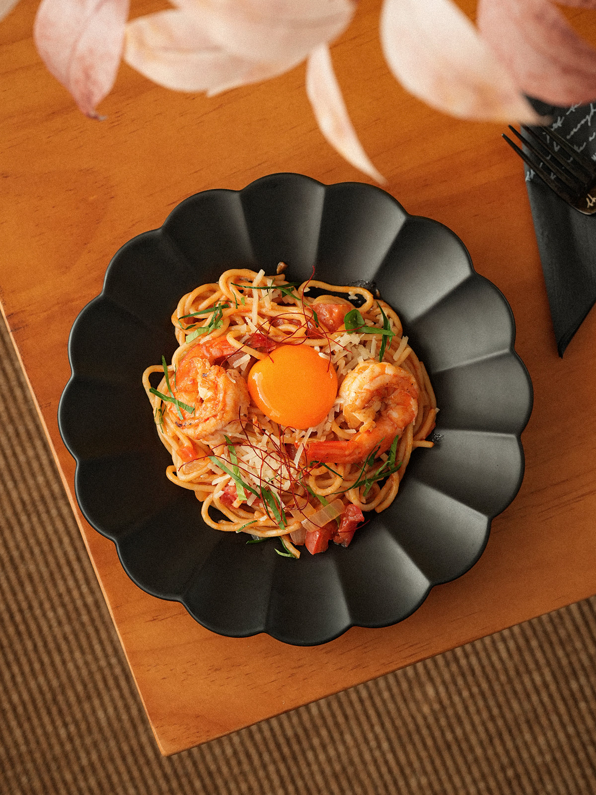 9.2" Dinner Plates, Premium Glossy Black Ceramic. Suitable for dessert, salad, breakfast, pasta, and main courses. Dishwasher and microwave safe.Ideal for Michelin-level presentation.
