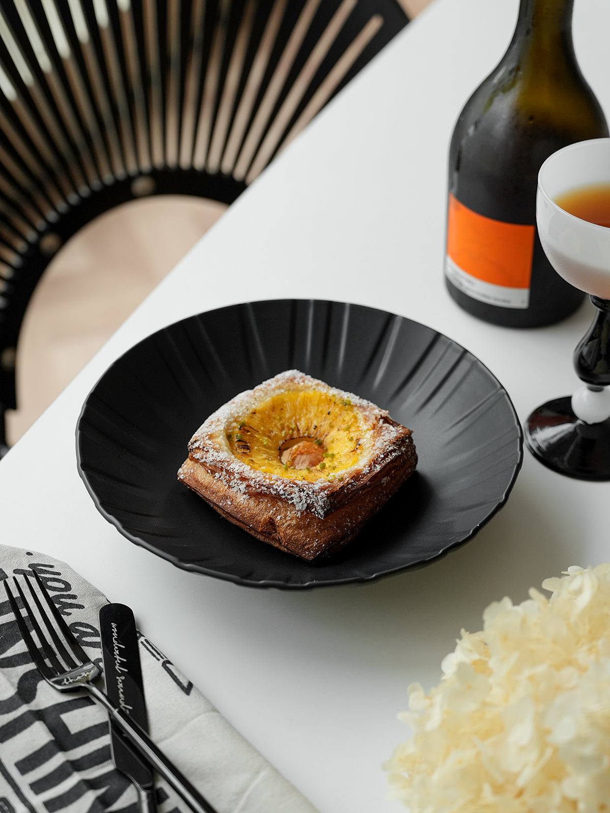 9.2" Dinner Plates, Premium Glossy Black Ceramic. Suitable for dessert, salad, breakfast, pasta, and main courses. Dishwasher and microwave safe.Ideal for Michelin-level presentation.