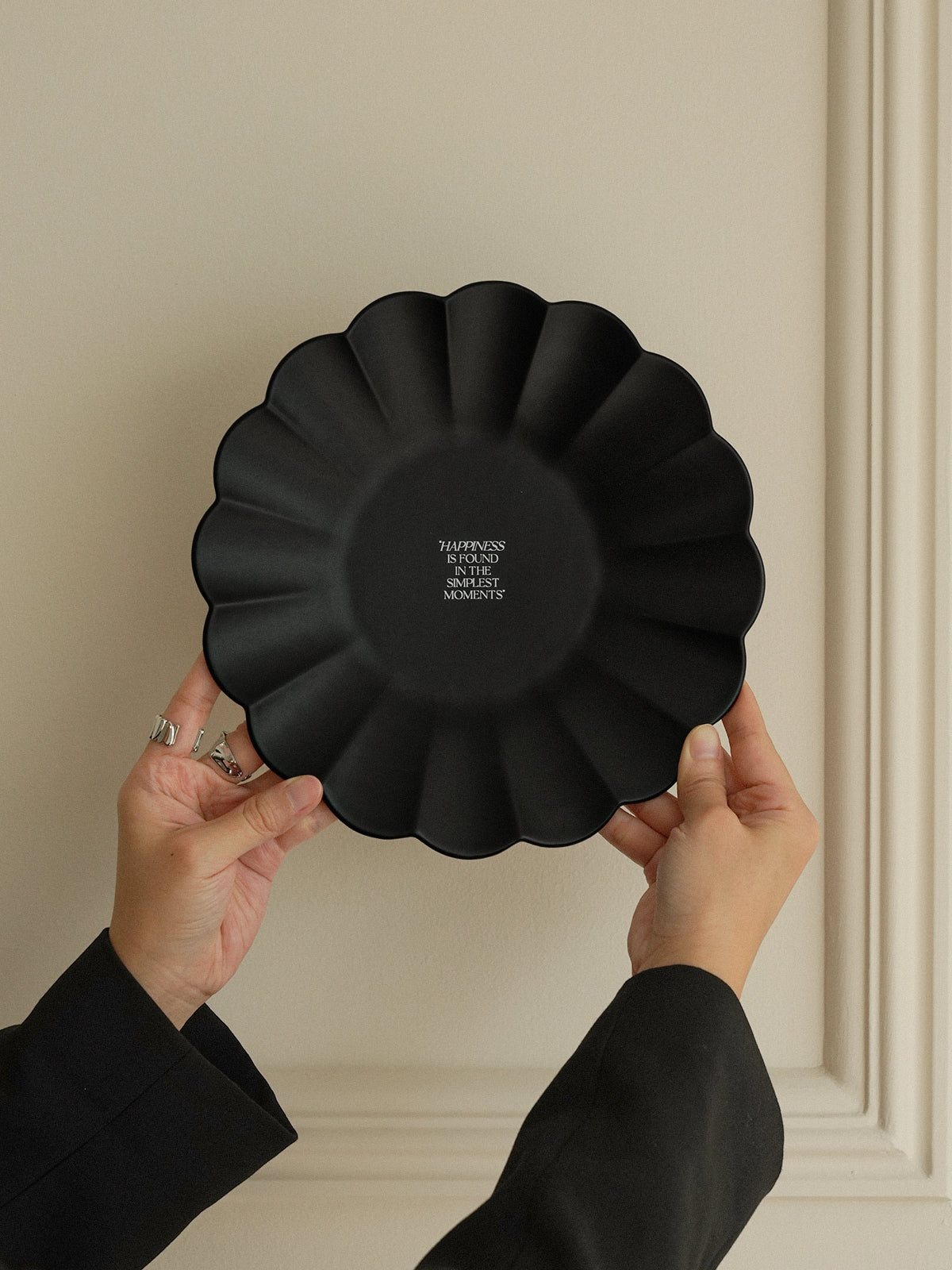9.2" Dinner Plates, Premium Glossy Black Ceramic. Suitable for dessert, salad, breakfast, pasta, and main courses. Dishwasher and microwave safe.Ideal for Michelin-level presentation.