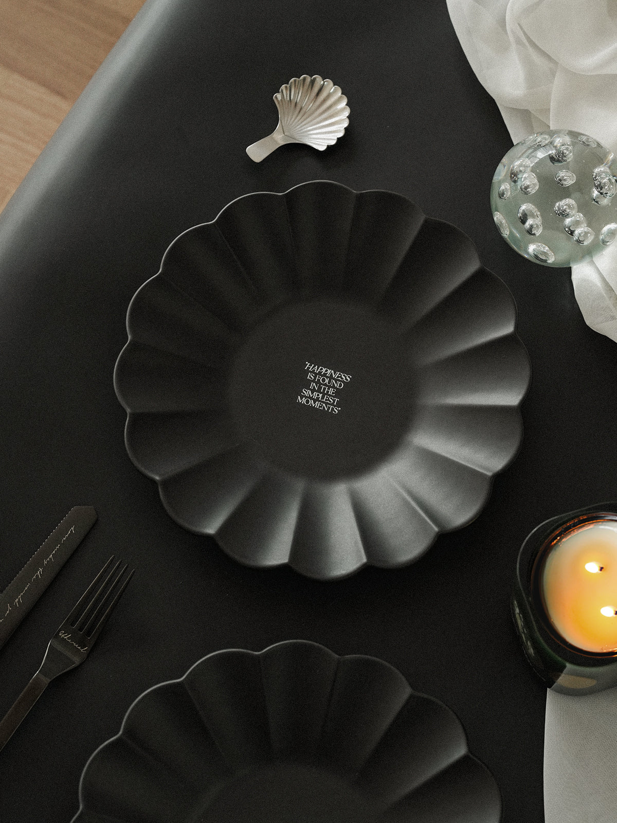 9.2" Dinner Plates, Premium Glossy Black Ceramic. Suitable for dessert, salad, breakfast, pasta, and main courses. Dishwasher and microwave safe.Ideal for Michelin-level presentation.