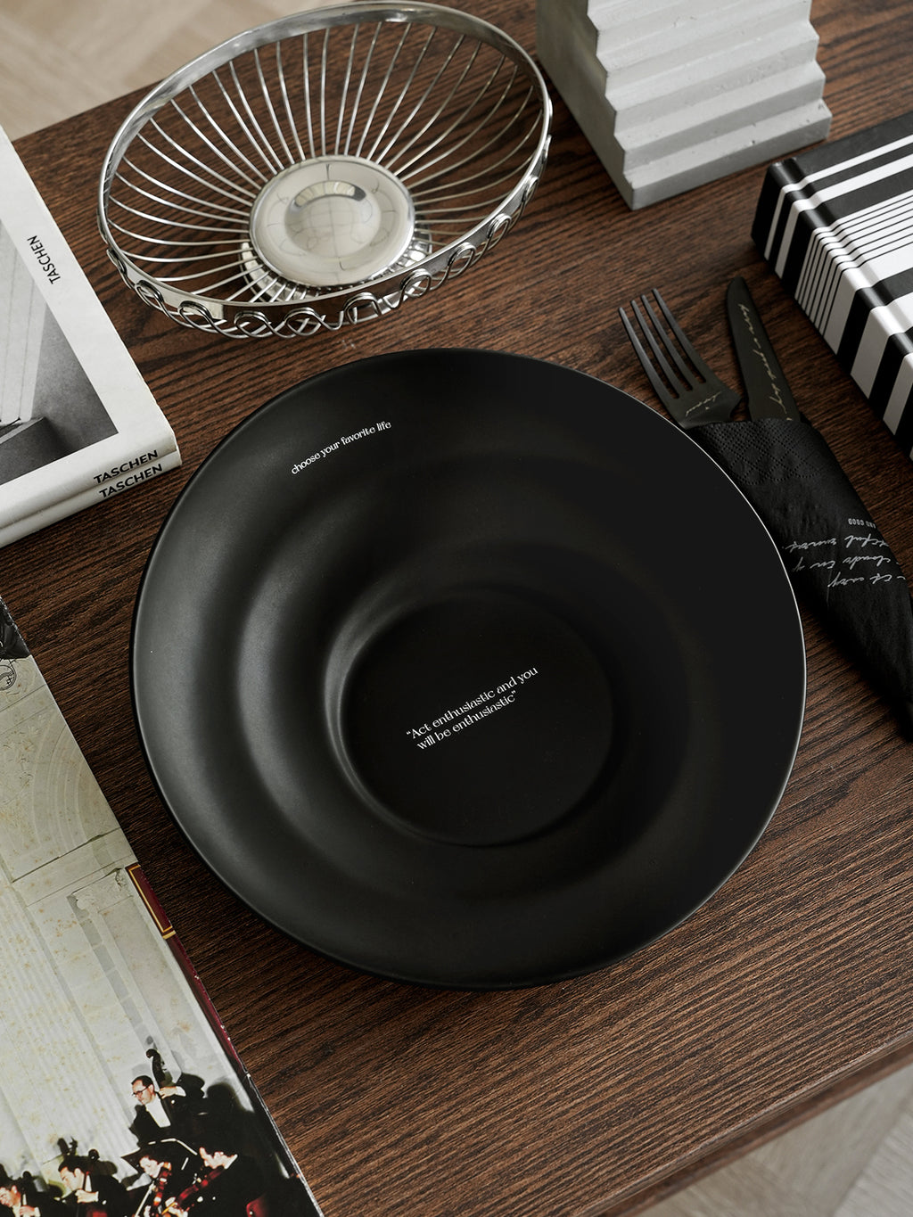 10" Dinner Plates, Premium Glossy Black Ceramic. Suitable for dessert, salad, breakfast, pasta, and main courses. Dishwasher and microwave safe.Ideal for Michelin-level presentation.
