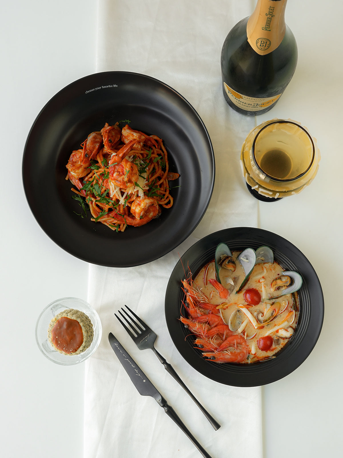10" Dinner Plates, Premium Glossy Black Ceramic. Suitable for dessert, salad, breakfast, pasta, and main courses. Dishwasher and microwave safe.Ideal for Michelin-level presentation.
