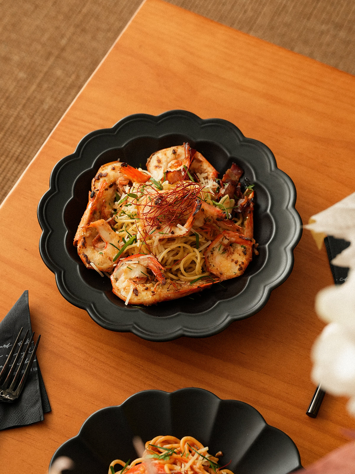 9.6" Dinner Plates, Premium Glossy Black Ceramic. Suitable for dessert, salad, breakfast, pasta, and main courses. Dishwasher and microwave safe.Ideal for Michelin-level presentation.