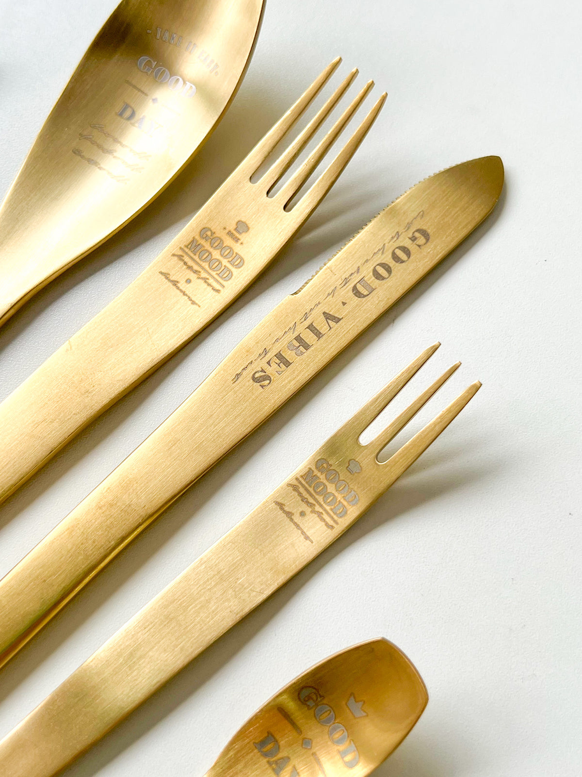 Vintage & Beautiful Flatware Set Black Utensils Service For 5 with Dessert Fork,Dessert Spoon, Knife, Spoon, Dinner Fork，Stainless Steel Flatware, 5 Piece Place Setting