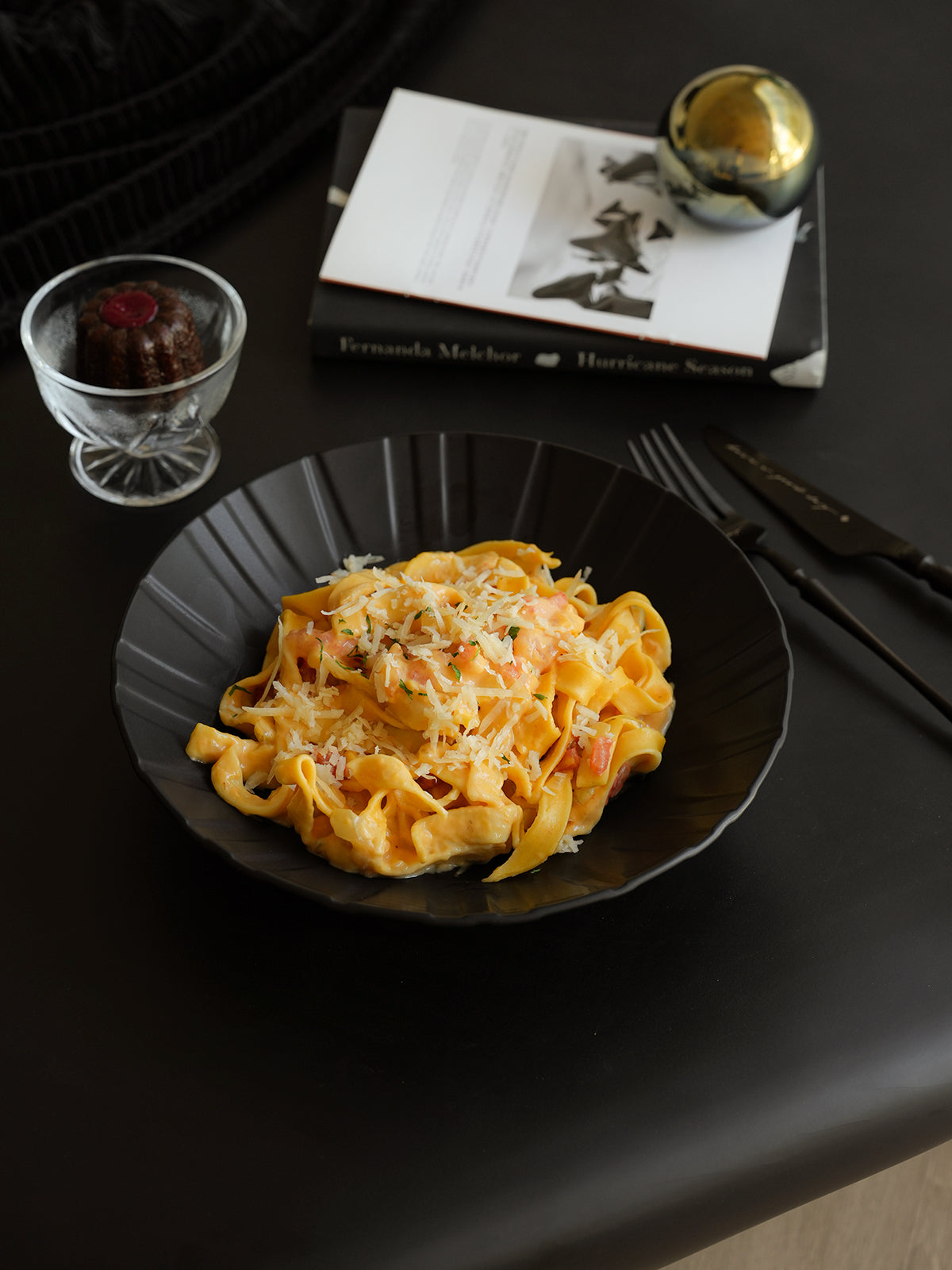 9.2" Dinner Plates, Premium Glossy Black Ceramic. Suitable for dessert, salad, breakfast, pasta, and main courses. Dishwasher and microwave safe.Ideal for Michelin-level presentation.