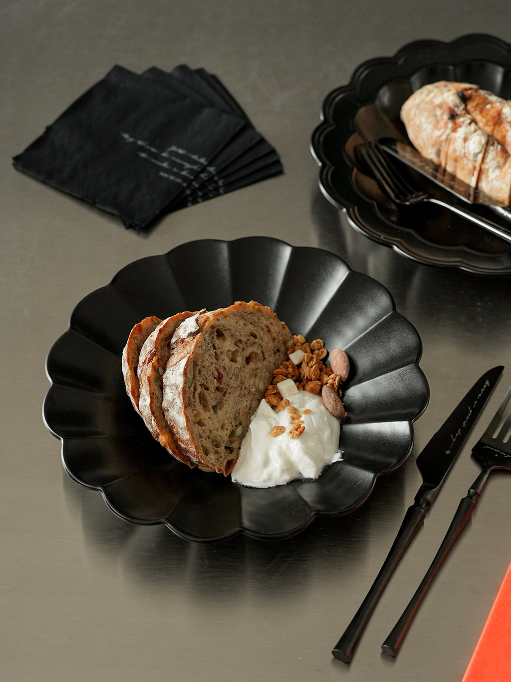 9.2" Dinner Plates, Premium Glossy Black Ceramic. Suitable for dessert, salad, breakfast, pasta, and main courses. Dishwasher and microwave safe.Ideal for Michelin-level presentation.