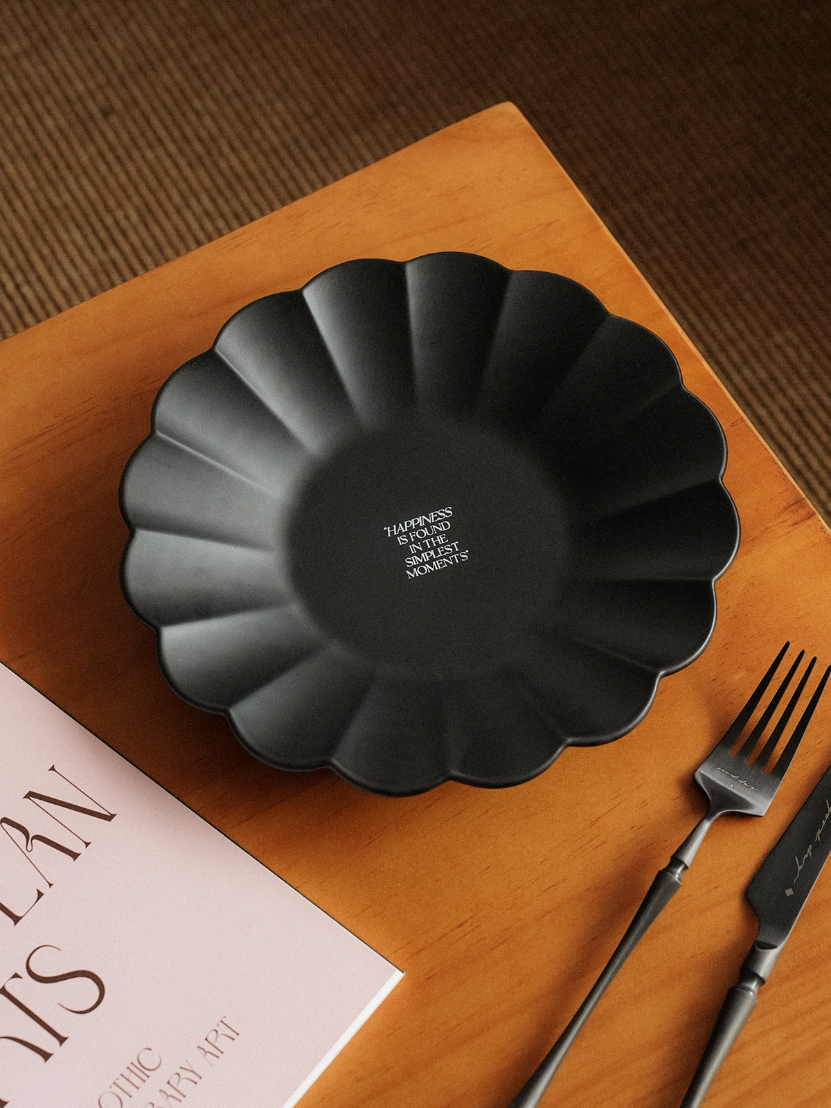 9.2" Dinner Plates, Premium Glossy Black Ceramic. Suitable for dessert, salad, breakfast, pasta, and main courses. Dishwasher and microwave safe.Ideal for Michelin-level presentation.