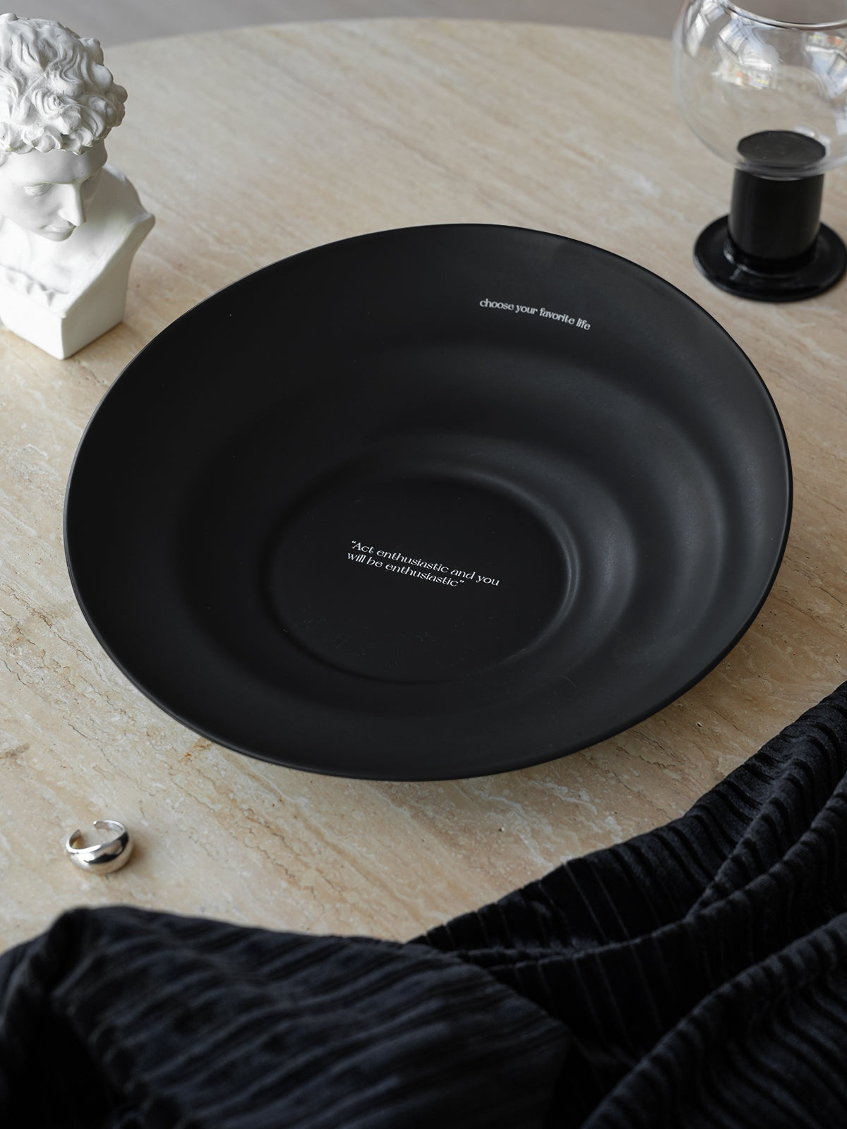 10" Dinner Plates, Premium Glossy Black Ceramic. Suitable for dessert, salad, breakfast, pasta, and main courses. Dishwasher and microwave safe.Ideal for Michelin-level presentation.