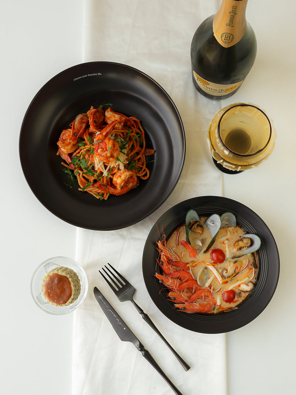 8" Pasta Bowl, Premium Glossy Black Ceramic. Suitable for dessert, salad, breakfast, cereal, and soup. Dishwasher and microwave safe.Ideal for Michelin-level presentation.