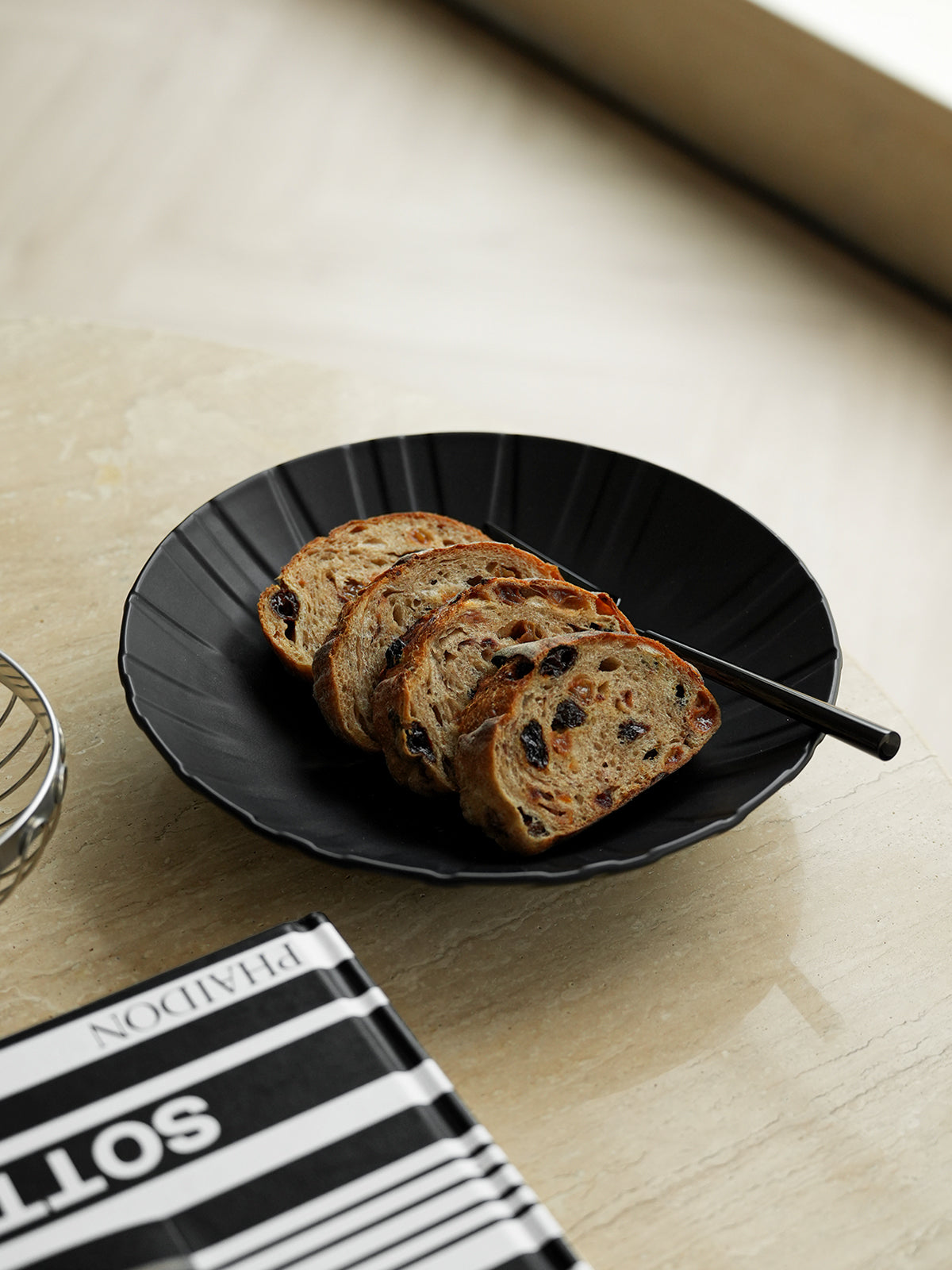 9.2" Dinner Plates, Premium Glossy Black Ceramic. Suitable for dessert, salad, breakfast, pasta, and main courses. Dishwasher and microwave safe.Ideal for Michelin-level presentation.