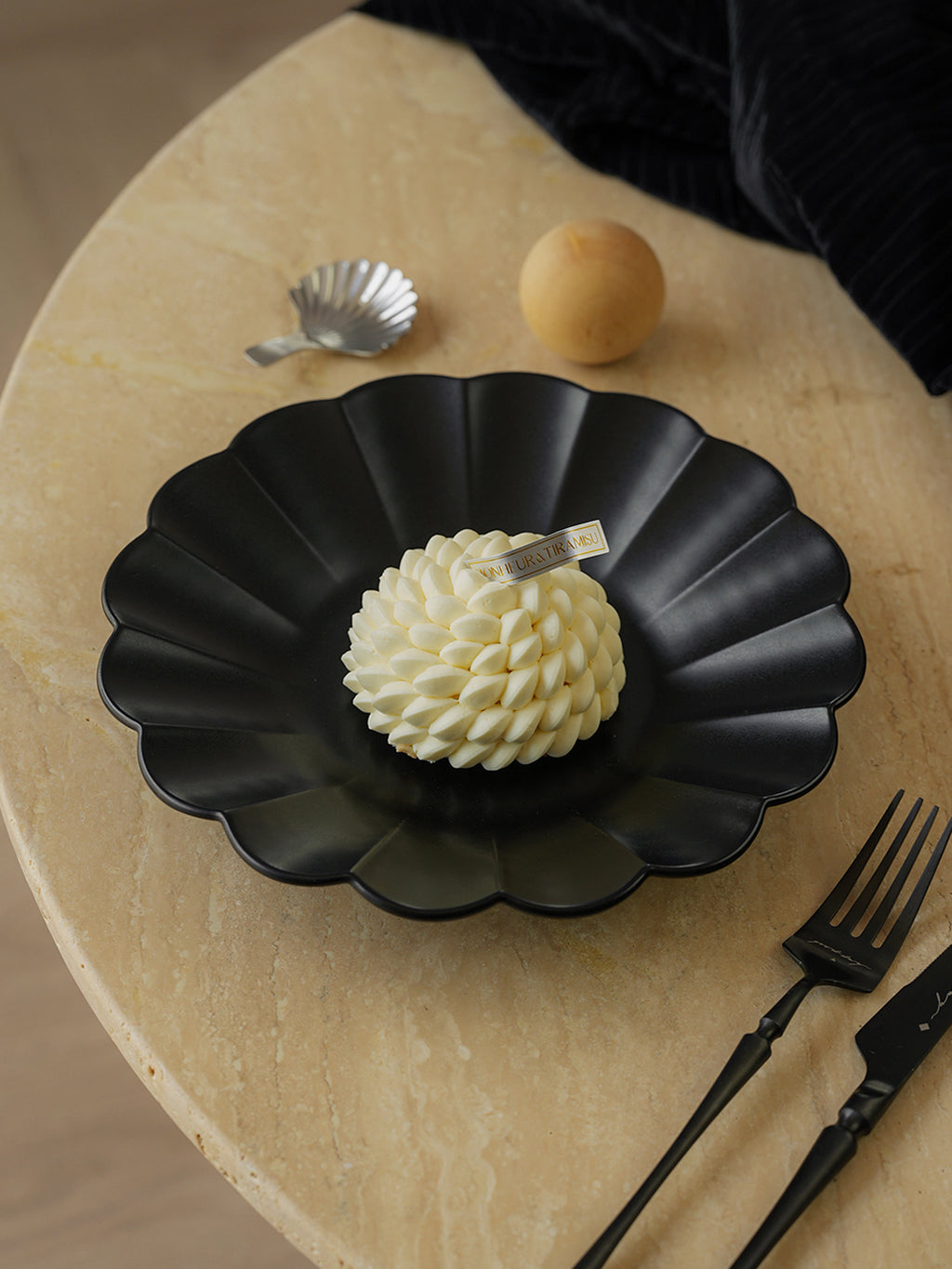 9.2" Dinner Plates, Premium Glossy Black Ceramic. Suitable for dessert, salad, breakfast, pasta, and main courses. Dishwasher and microwave safe.Ideal for Michelin-level presentation.